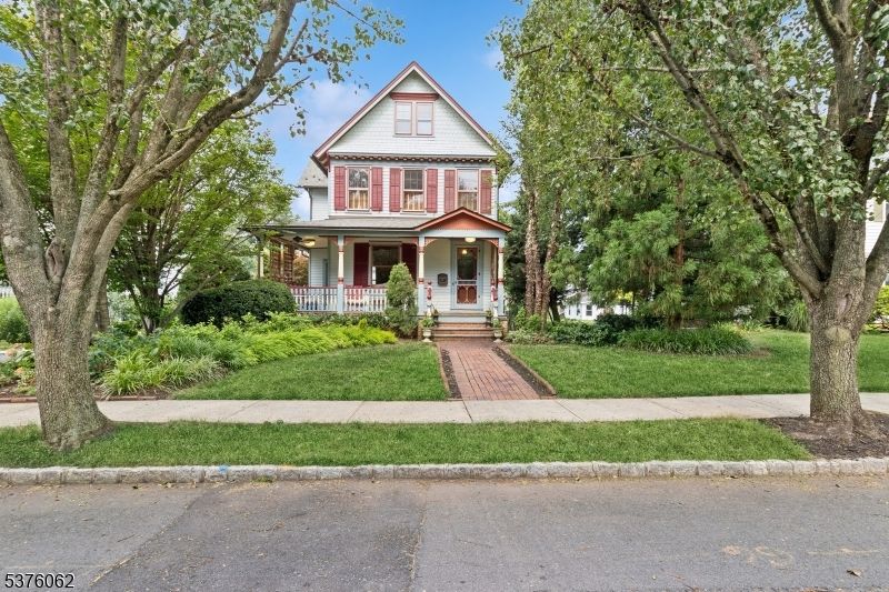 Exterior, Facade, Queen Anne Victorian