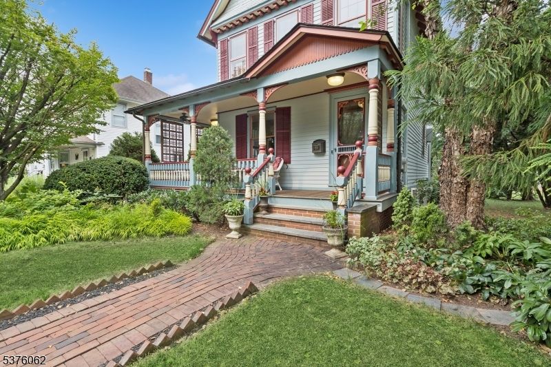 Exterior, Facade, Queen Anne Victorian