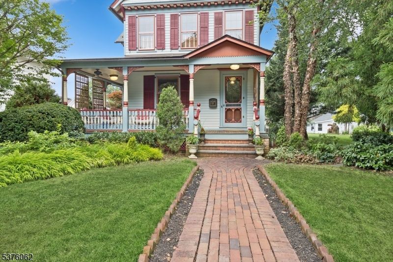 Exterior, Facade, American Foursquare