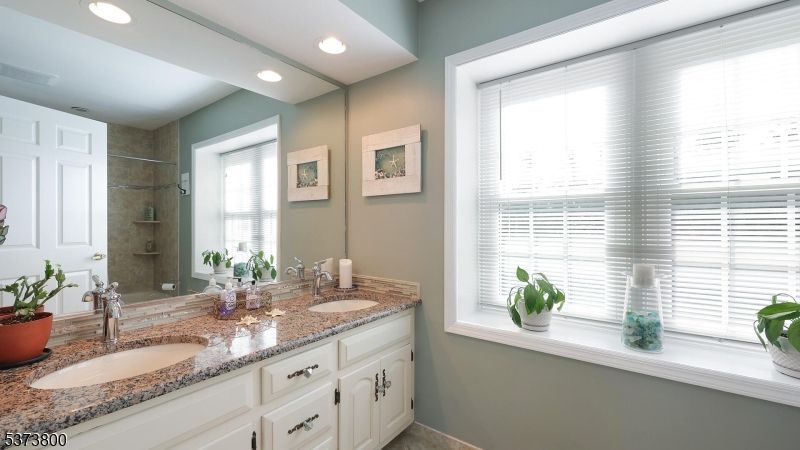 Bathroom, Dual Sink Vanities, Interior, Recessed Lighting