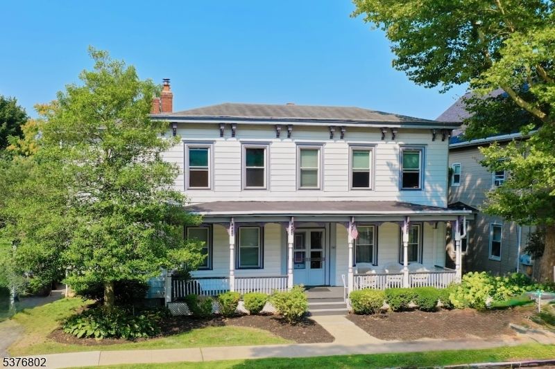 Exterior, Facade, American Foursquare
