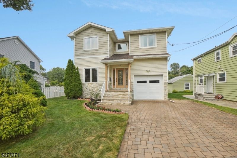Attached, Exterior, Facade, Rowhouse