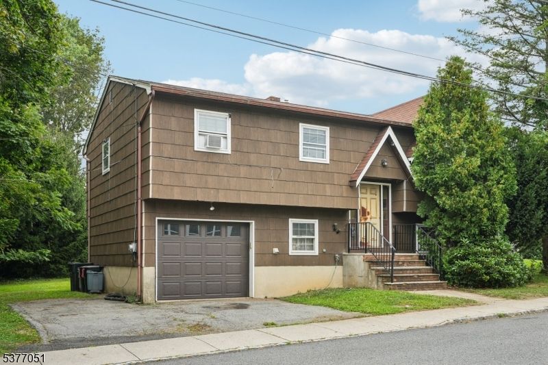 Attached, Exterior, Facade, Raised Ranch