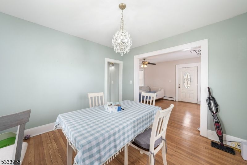 Chandelier, Dining room, Fitness Equipment, Interior, Wood Texture Flooring