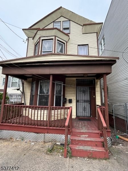 Exterior, Facade, Queen Anne Victorian