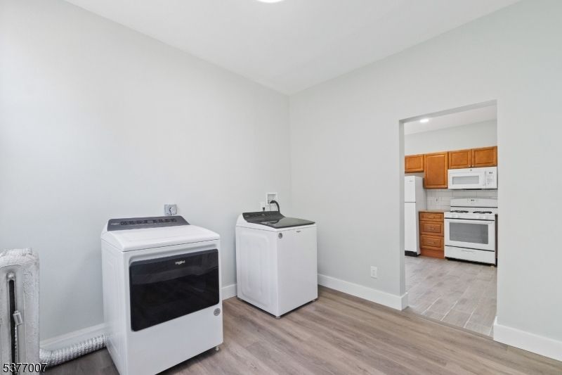 Interior, Recessed Lighting, Washer, Wood Texture Flooring