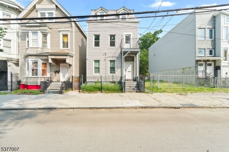 Exterior, Facade, Rowhouse