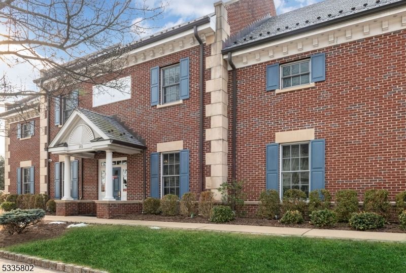 Exterior, Facade, Brick Facade, Georgian