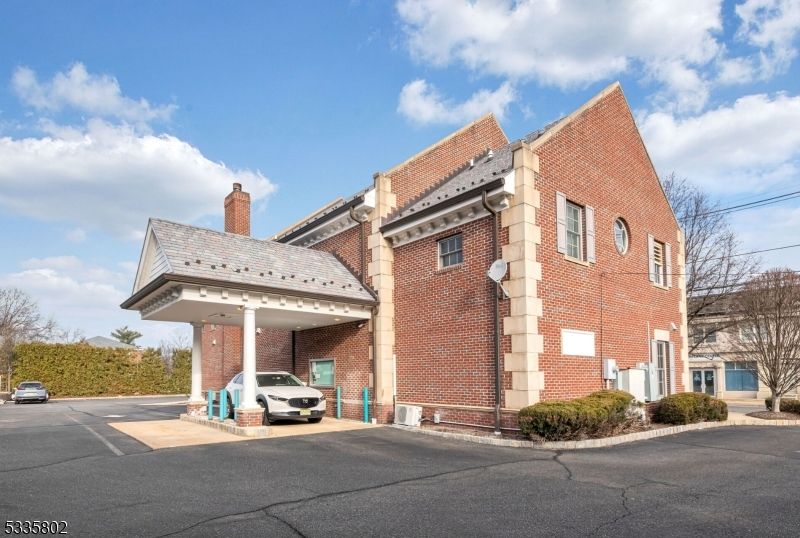 Exterior, Facade, Brick Facade, Georgian
