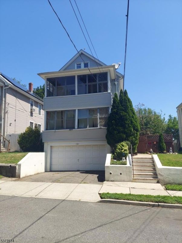 Attached, Exterior, Facade, American Foursquare