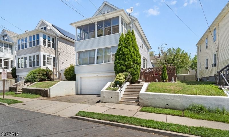 Attached, Exterior, Facade, Queen Anne Victorian