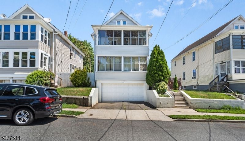 Attached, Exterior, Facade, Queen Anne Victorian