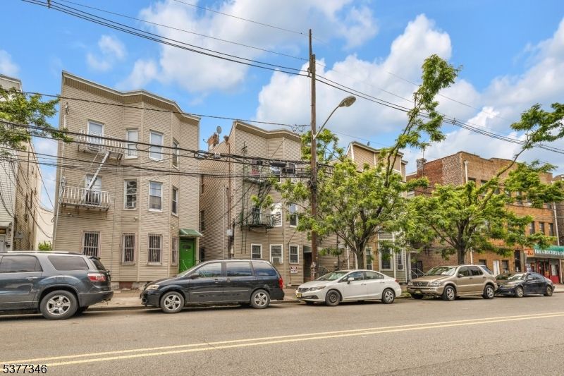 Exterior, Facade, Rowhouse