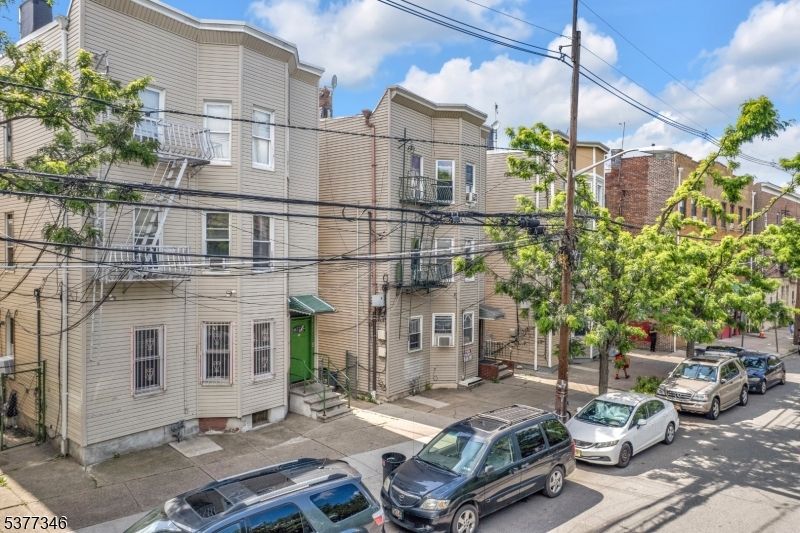 Exterior, Facade, Rowhouse