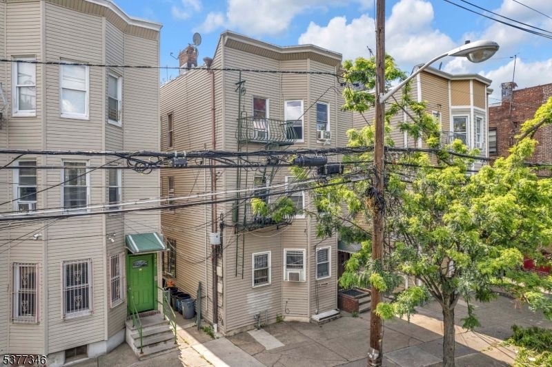 Exterior, Facade, Rowhouse