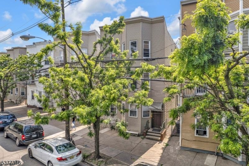Exterior, Facade, Rowhouse