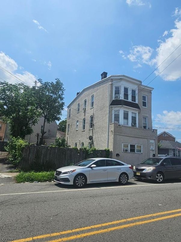 Exterior, Facade, Rowhouse