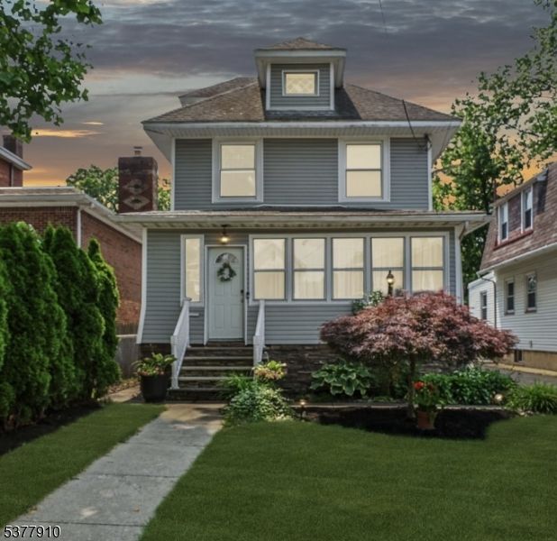 Exterior, Facade, American Foursquare