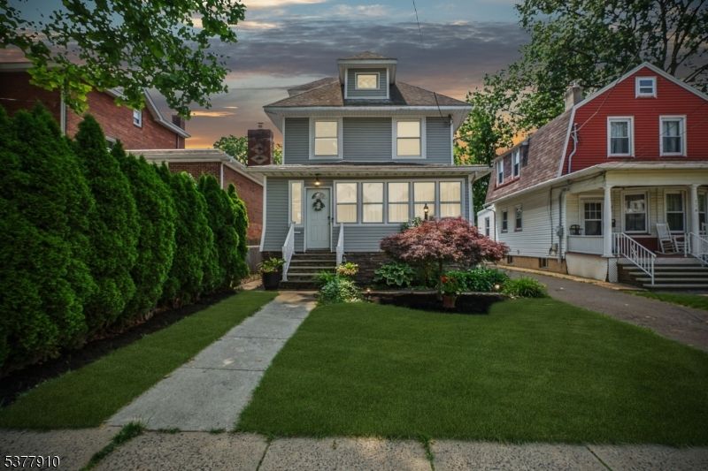 Exterior, Facade, American Foursquare