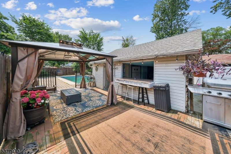 Exterior, Hot Tub, Outdoor Kitchen
