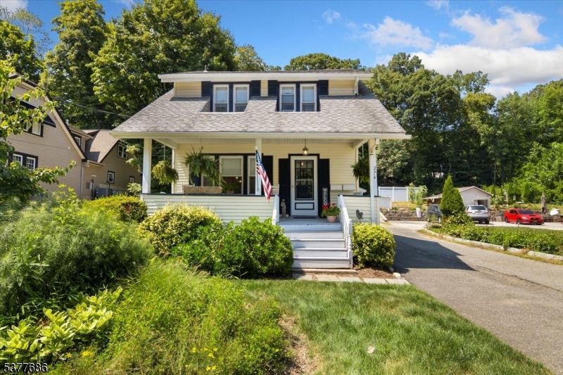 Exterior, Facade, American Foursquare