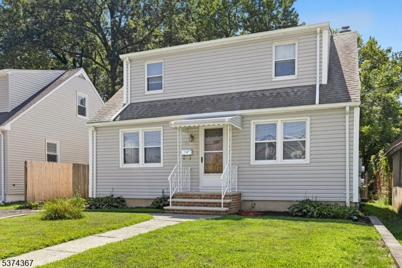 Exterior, Facade, Cape Cod