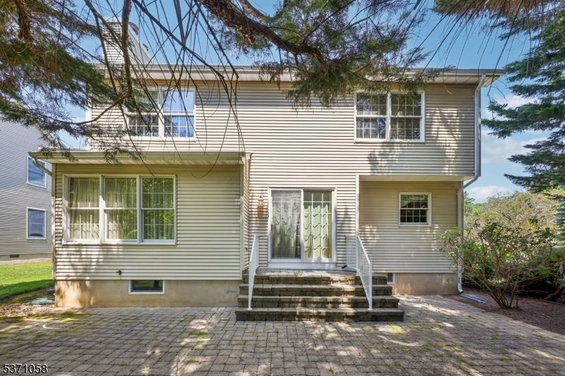 Exterior, Facade, Raised Ranch