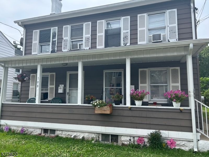 Exterior, Facade, American Foursquare