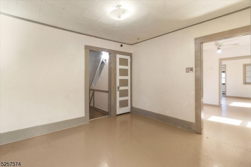 Empty room, Interior