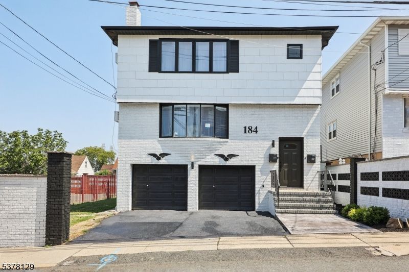 Attached, Exterior, Facade, Rowhouse