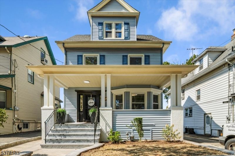 Exterior, Facade, American Foursquare