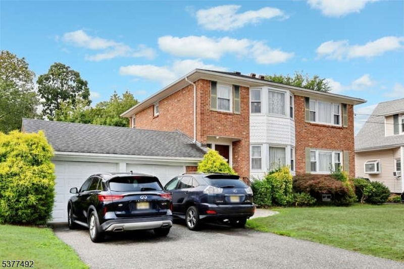 Attached, Exterior, Facade, Brick Facade, Georgian