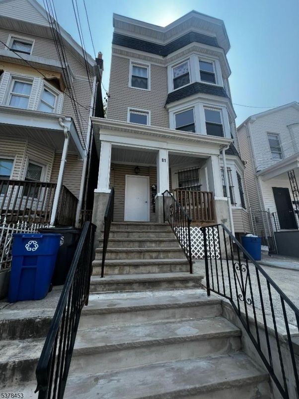 Exterior, Facade, Rowhouse