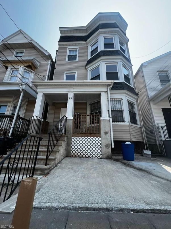 Exterior, Facade, Rowhouse