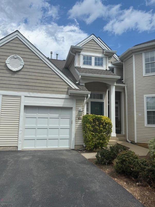 Attached, Exterior, Facade, American Craftsman