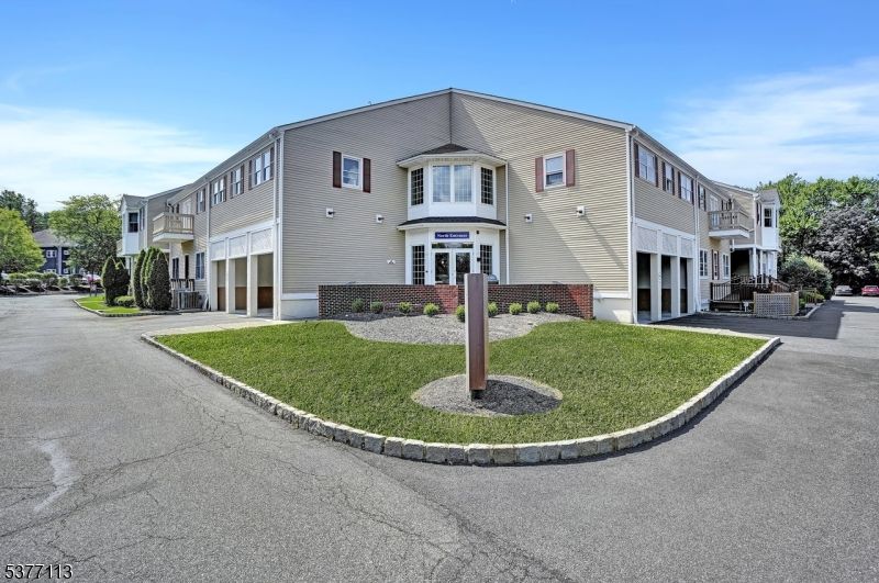 Attached, Exterior, Facade, Rowhouse