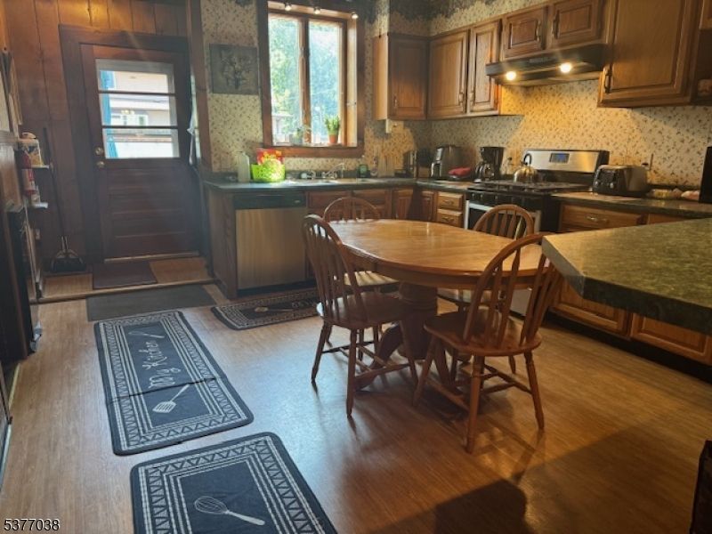 Dining room, Interior, Kitchen, Stainless Steel Appliances, Wood Texture Flooring