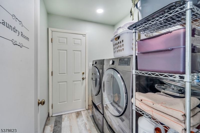 Interior, Recessed Lighting, Washer, Wood Texture Flooring