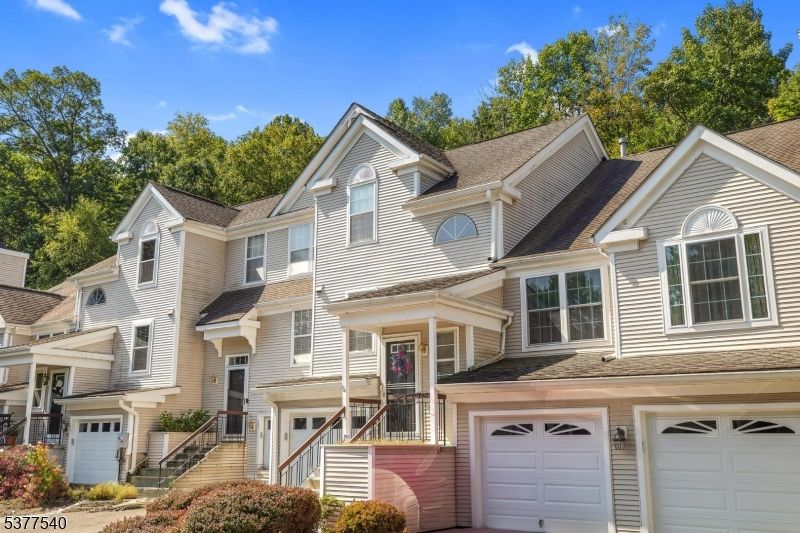 Attached, Exterior, Facade, Rowhouse
