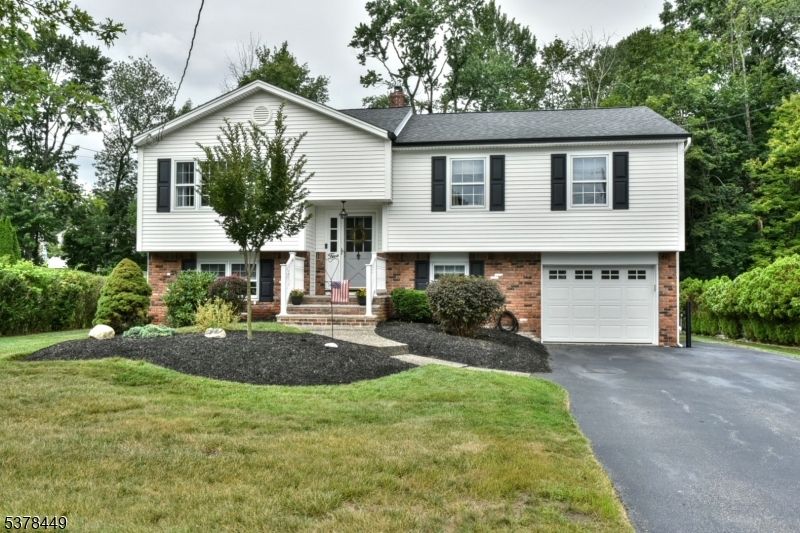 Attached, Exterior, Facade, Brick Facade, Raised Ranch