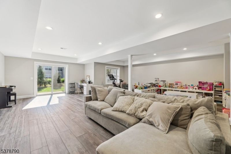 Fitness Equipment, Interior, Living room, Recessed Lighting, Wood Texture Flooring