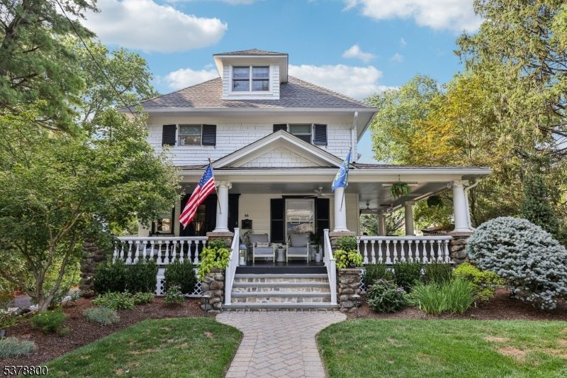 Exterior, Facade, American Foursquare