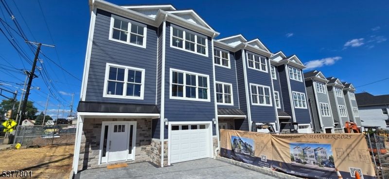 Attached, Exterior, Facade, Rowhouse