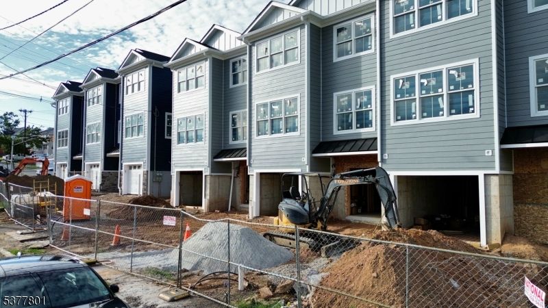 Exterior, Facade, Rowhouse