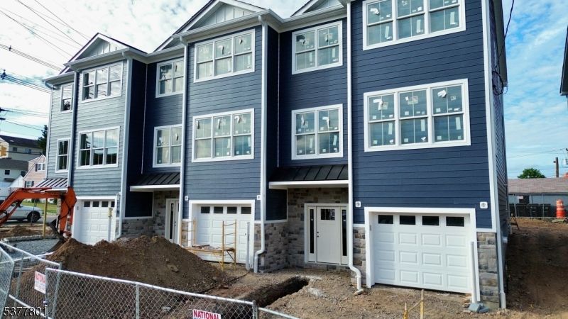 Attached, Exterior, Facade, Rowhouse