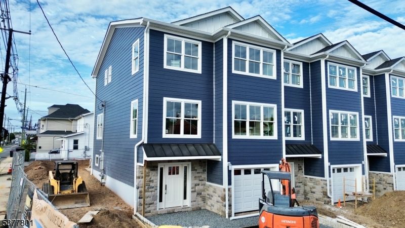 Attached, Exterior, Facade, Rowhouse
