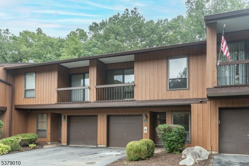 Attached, Exterior, Facade, Modern