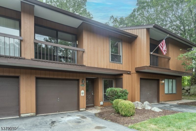 Attached, Exterior, Facade, Modern