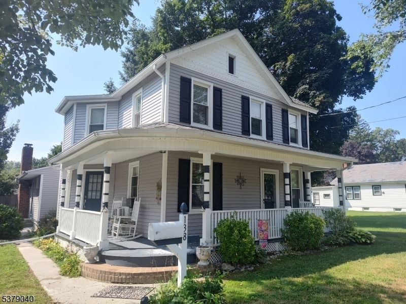 Exterior, Facade, Queen Anne Victorian