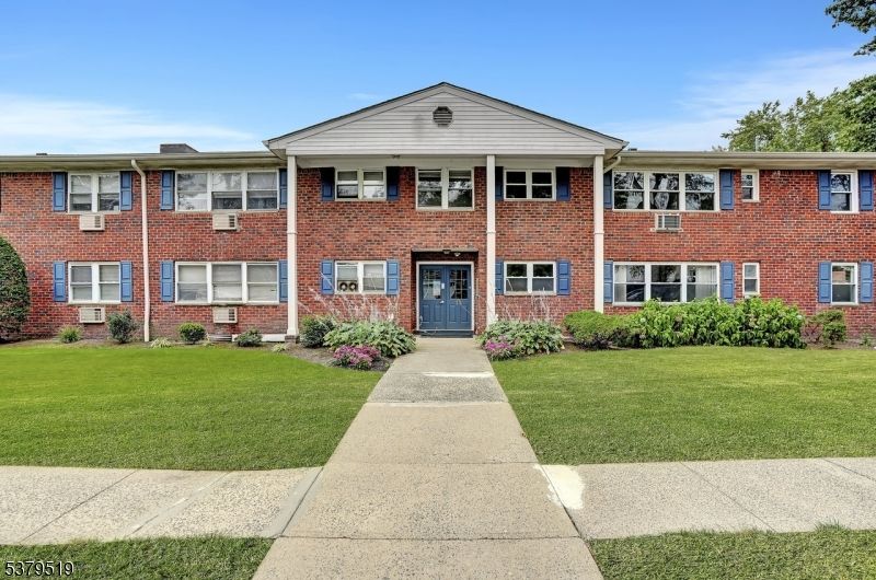 Exterior, Facade, Brick Facade, Georgian